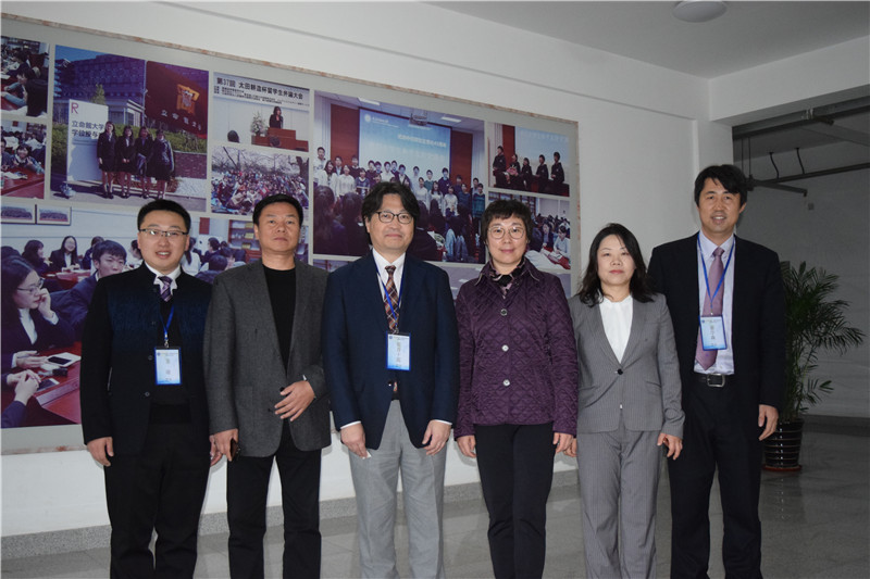 刘校长与参会人员合照.jpg
