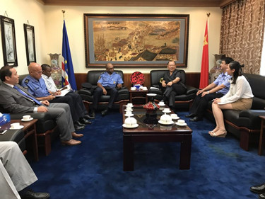 中国驻佛得角使馆与驻佛大使和佛警察总长会谈_副本.jpg