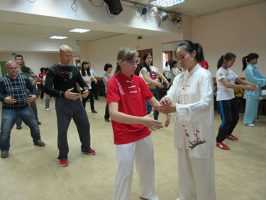 图片2：  李颖老师在给学员做示范_副本.jpg