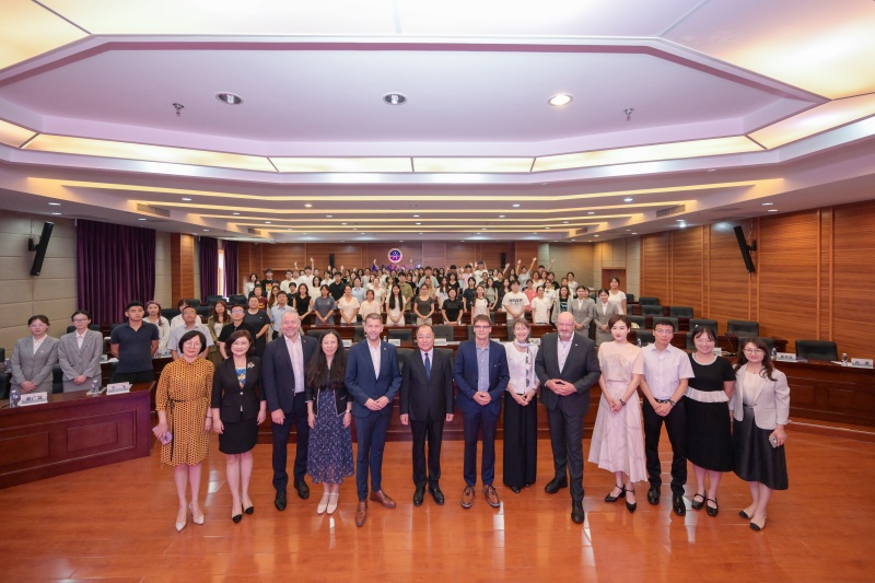 德国沃尔夫斯堡市市长一行访问我校