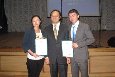 图片1：赵国成参赞同获奖学生合影.jpg