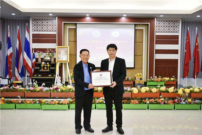 泰国 春府大众中学2.jpg