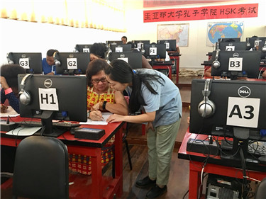 图片二 监考教师知道填涂答题卡.jpg